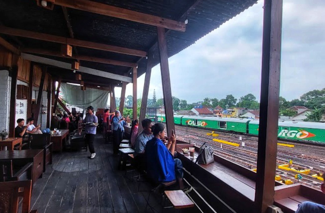 Kafe Lima Sebelas, Sensasi Ngopi Sambil Lihat Kereta di Tengah Kota Malang