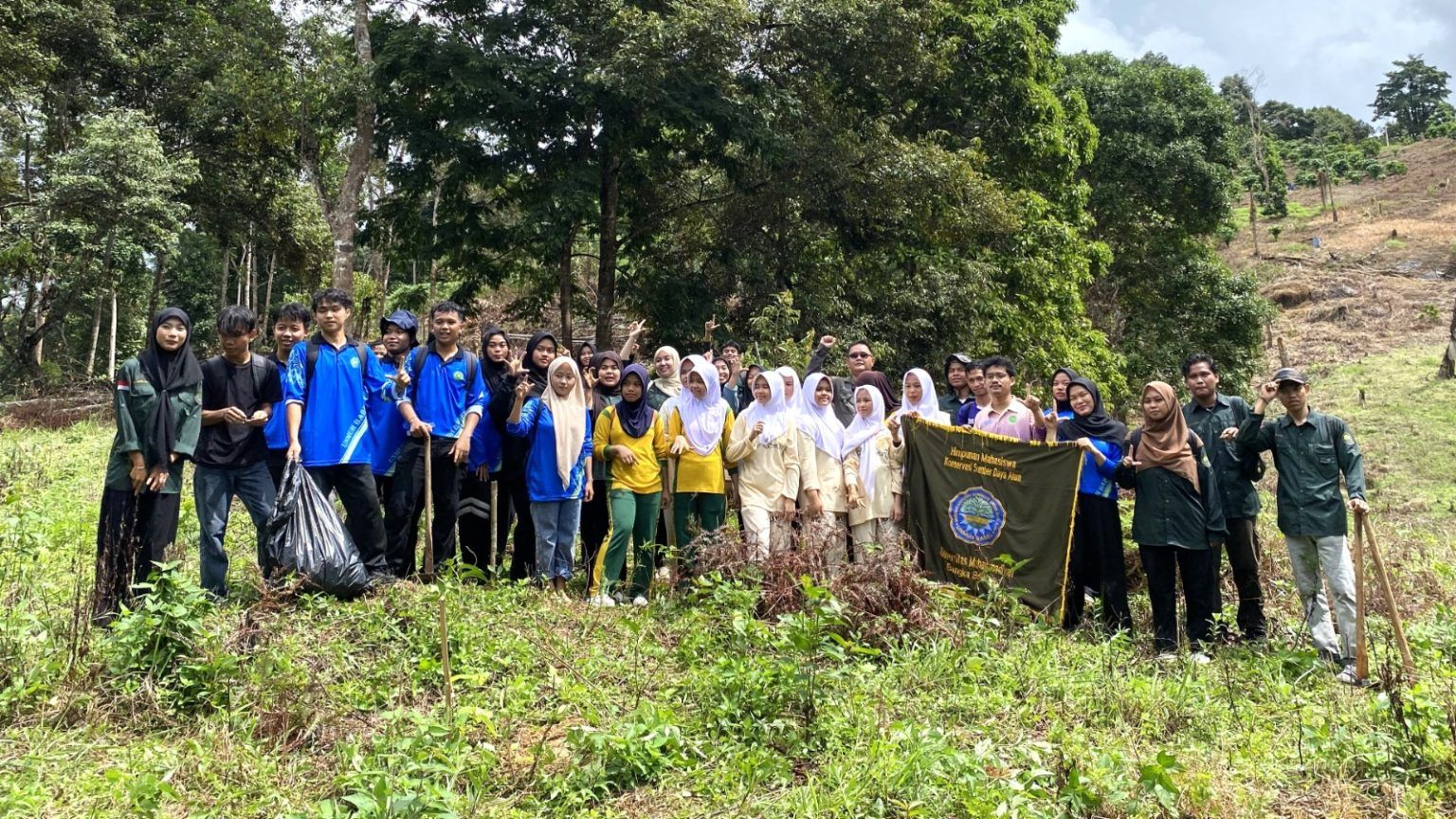 Himaserda Unmuh Babel Gandeng Siswa SMP Muhammadiyah Menanam Pohon Matoa di Bukit Mangkol