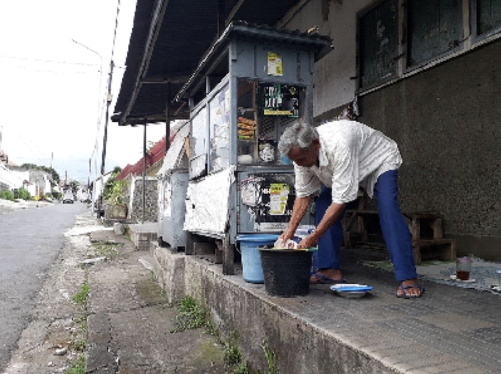Mbah Marno dan Gerobak Penuh Cerita: Hidup Sederhana, Inspirasi Luar Biasa