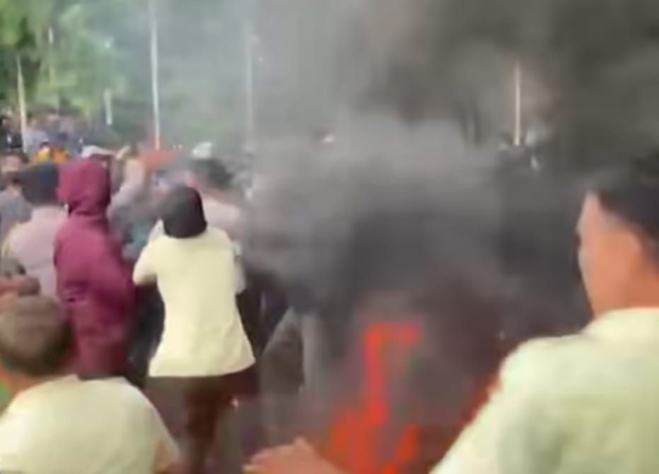 Demo Ricuh Mahasiswa UHO Tolak Perpanjangan Jabatan Rektor Zamrun