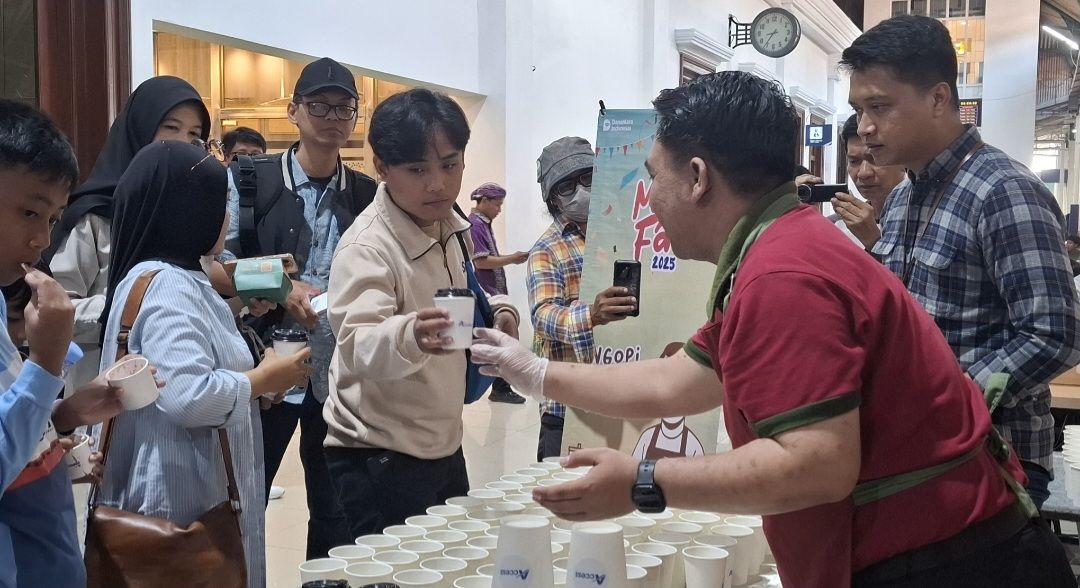 KAI Daop 6 Bagikan 750 Cangkir Kopi Gratis dan Gelar Kids Activity di Stasiun Yogyakarta Hari Ini