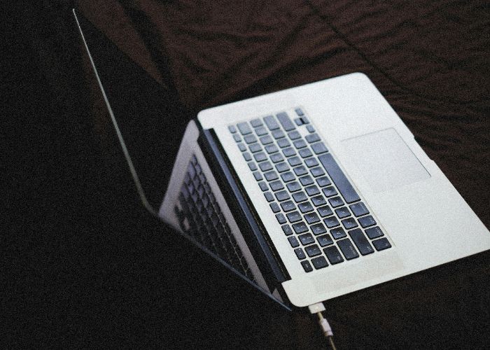 4 Kesalahan saat Ngecas Laptop yang Diam-diam Merusak Baterai, Waspada!