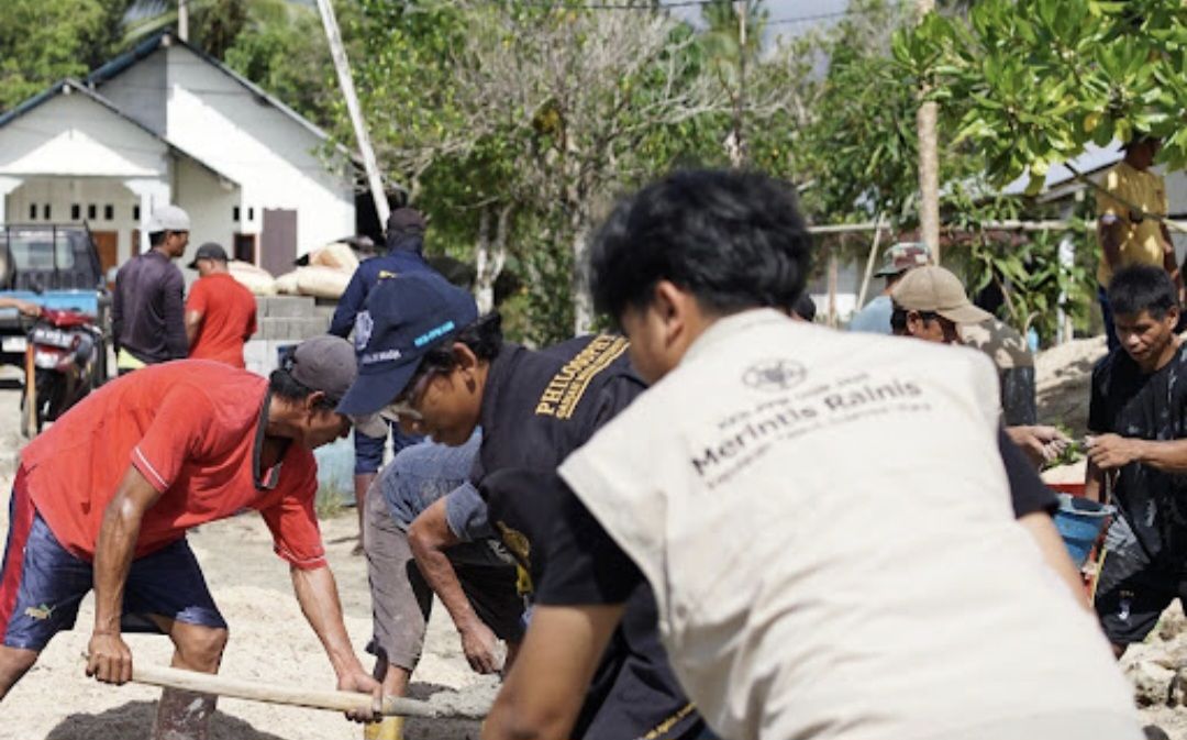 Tim KKN UGM Mengikuti Tradisi Adat Peletakan Batu Pertama Bangun Rumah Warga di Kepulauan Talaud