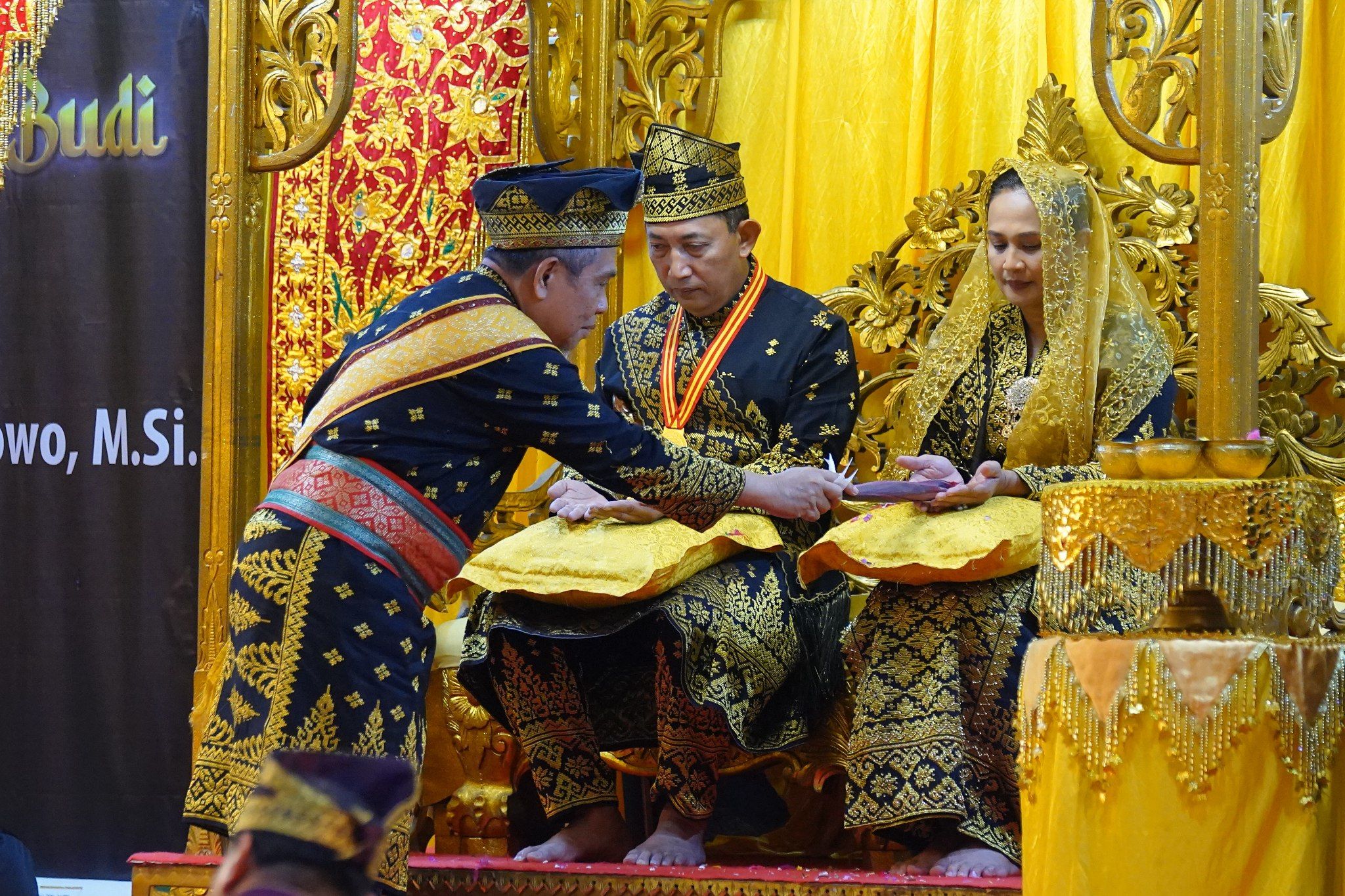 Kapolri Jenderal Listyo Sigit Terima Anugerah Adat dari LAMR Riau