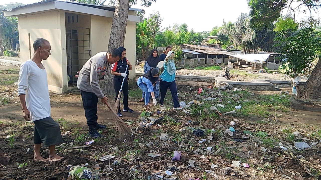 Pasca Banjir, Polisi Gotong Royong Bersihkan Area Suci di Cakranegara Utara