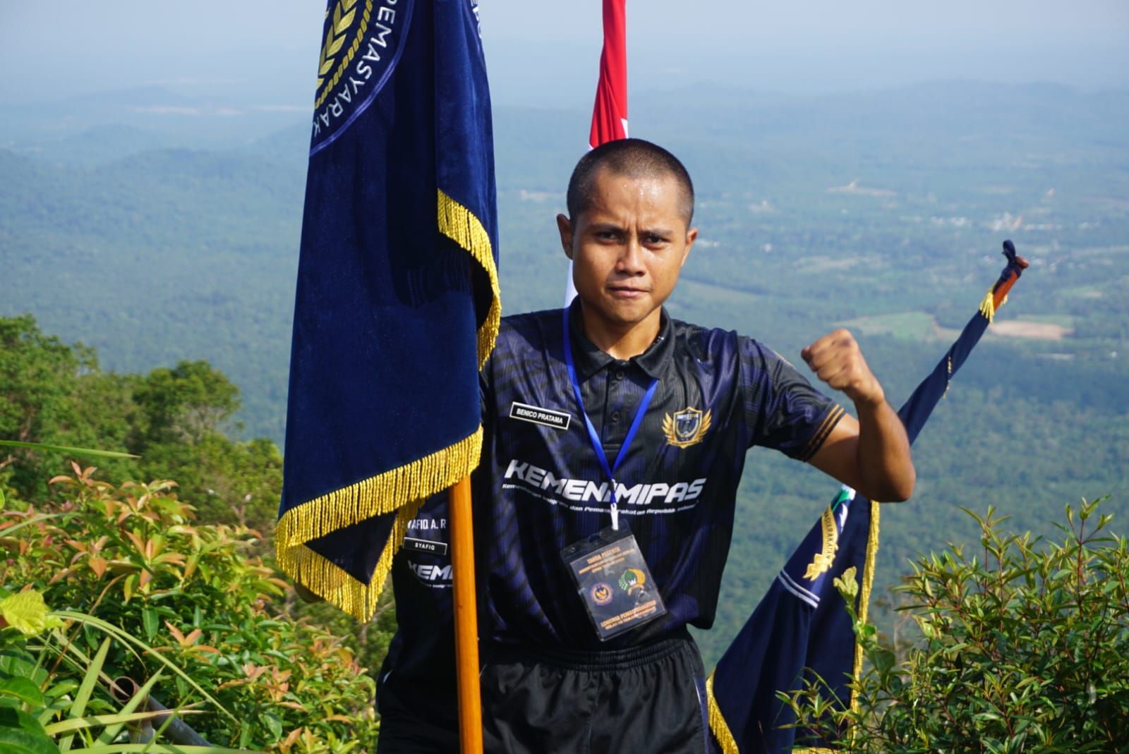 Bangun Semangat Juang, CPNS Lapas Tanjungpandan Kibarkan Pataka Imipas di Puncak Tertinggi Pulau Belitung