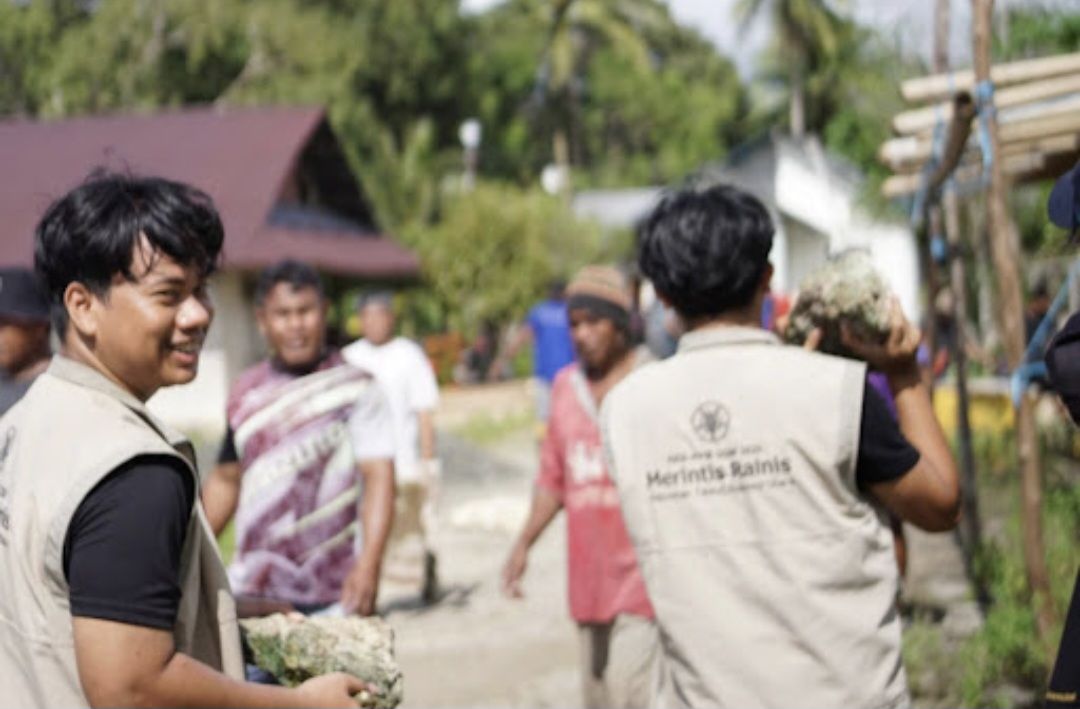 Tim KKN UGM Mengikuti Tradisi Adat Peletakan Batu Pertama Bangun Rumah Warga di Kepulauan Talaud