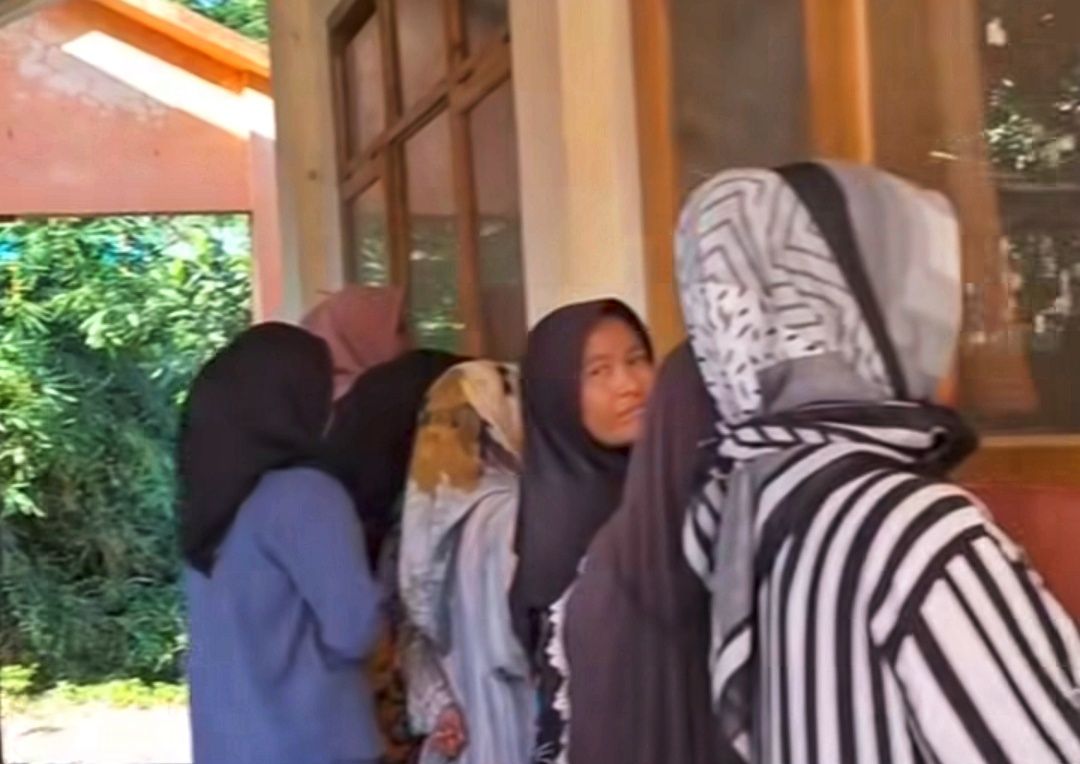 Hari Pertama Sekolah, Antusias Orang Tua di Malang Rela Menunggu di Depan Jendela Kelas
