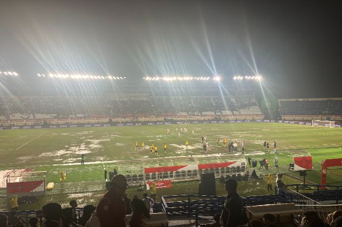 Stadion Si Jalak Harupat Banjir, Fans Oxford United Lontarkan Kritik Tajam soal Laga Final Piala Presiden 2025
