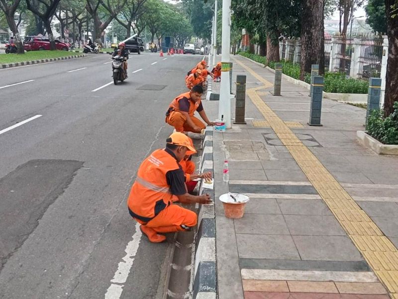 Jelang 17 Agustus, Petugas PPSU Cijantung Cat Ulang Kanstin Jalanan