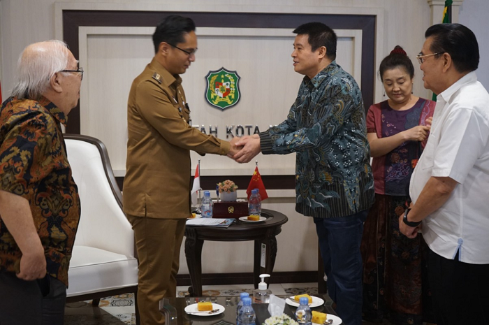 Zhang Min Resmi Akhiri Tugas sebagai Konjen Tiongkok di Medan, Diberi Cinderamata Ulos