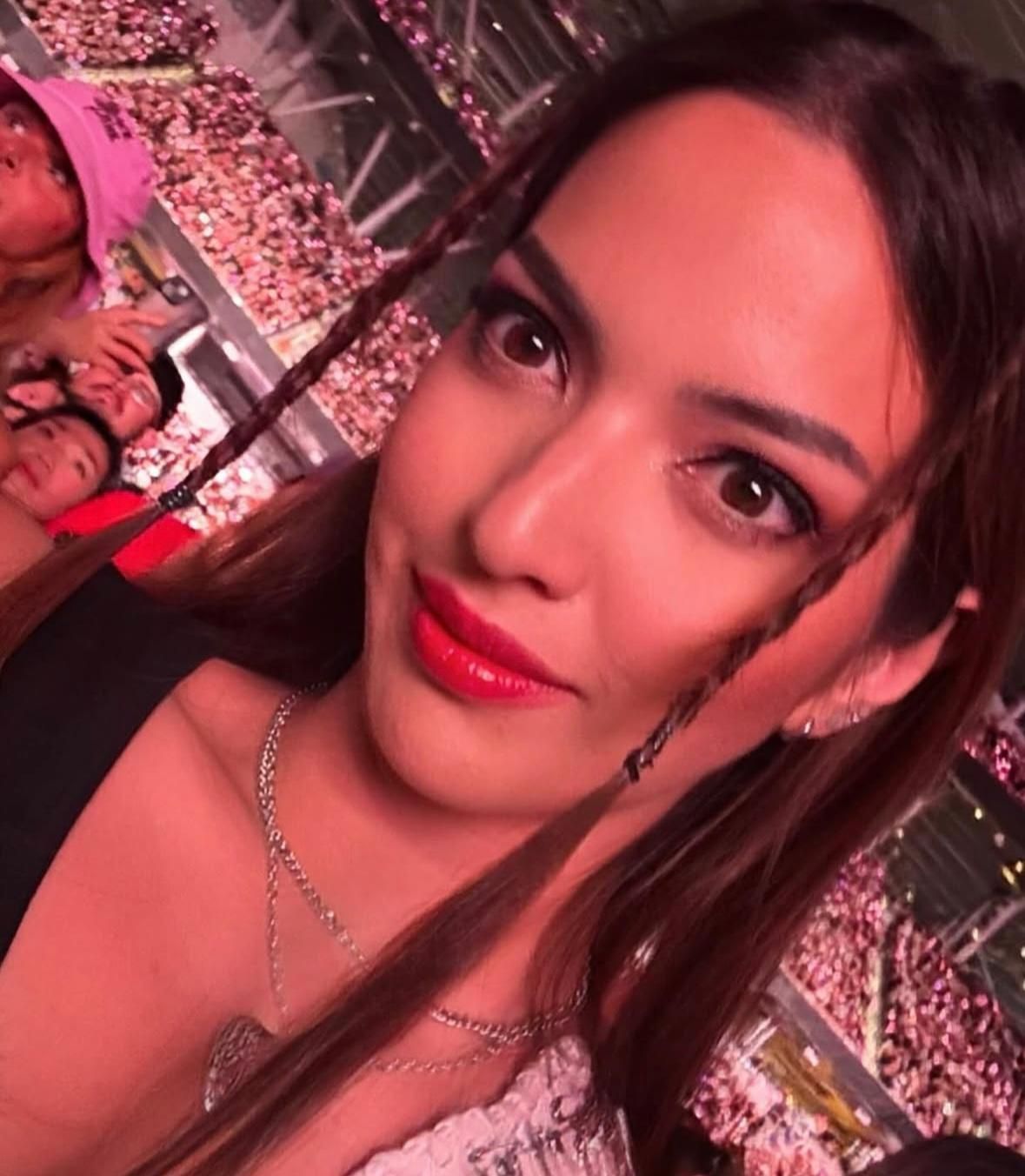 Gaya Nia Ramadhani Nonton Konser BLACKPINK Deadline Bikin Salfok bak ABG