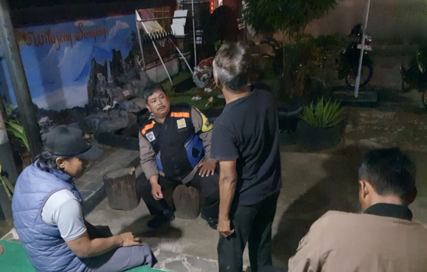 Sosialisasikan Call Center 110, Bhabinkamtibmas Polsek Purwakarta Kota Sambangi Pos Ronda.