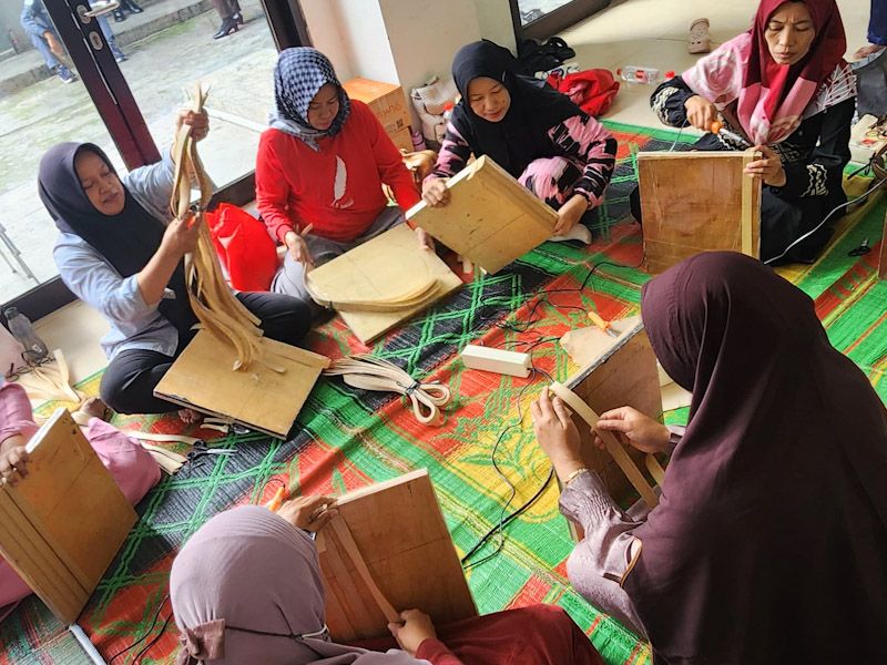 20 Warga Rusun Penggilingan Ikuti Pelatihan Anyaman untuk Tingkatkan Keterampilan