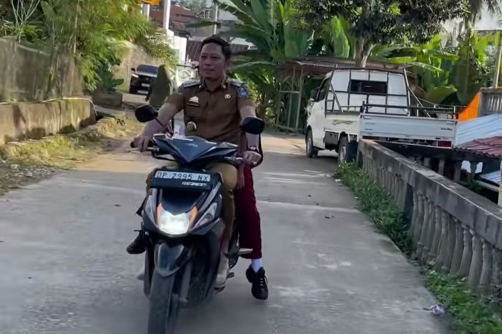 Beri Contoh Ayah Antar Anak Sekolah, Bupati Enrekang Malah Disorot karena Tak Pakai Helm
