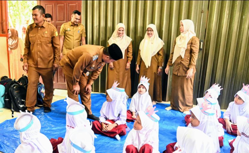 Wabup Aceh Besar Tinjau Hari Pertama Sekolah, Tekankan Kolaborasi antara Guru dan Orang Tua