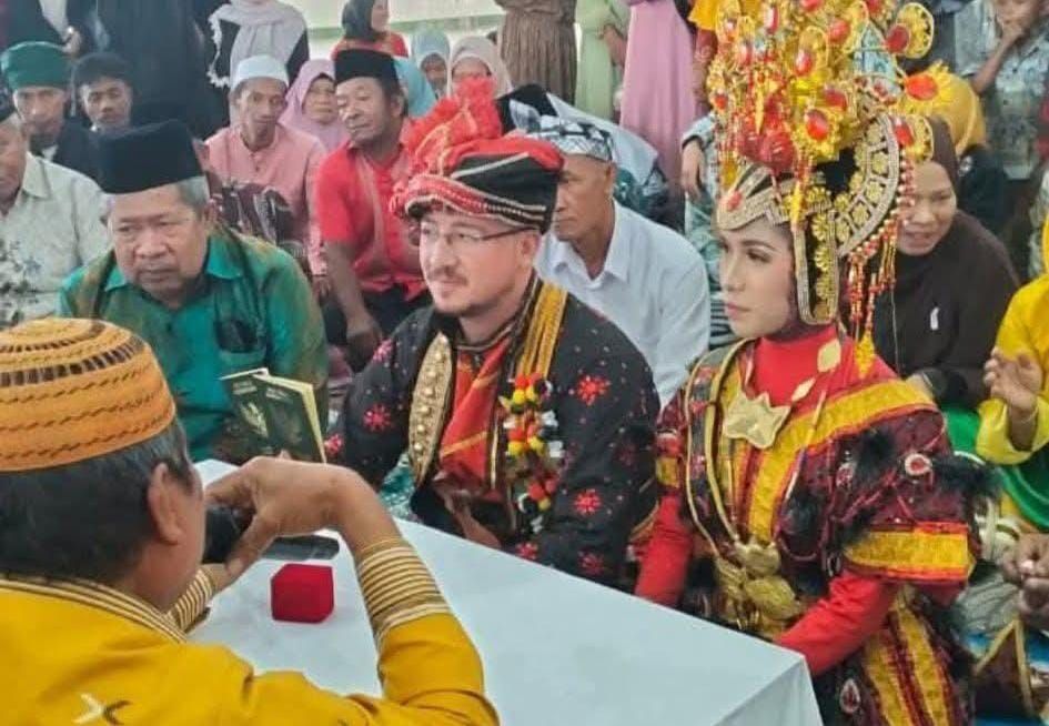 Pria Turki Nikahi Gadis Buton Tengah Berkat DM Instagram