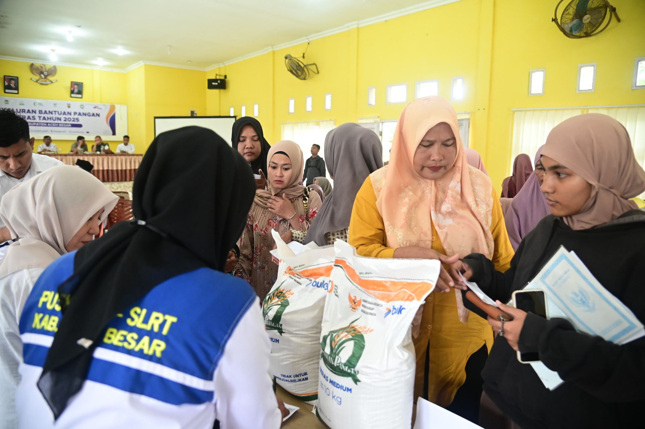 Pemkab Aceh Besar Bagi-Bagi Beras! 59 Keluarga di Payatieng Dapat Jatah Pertama