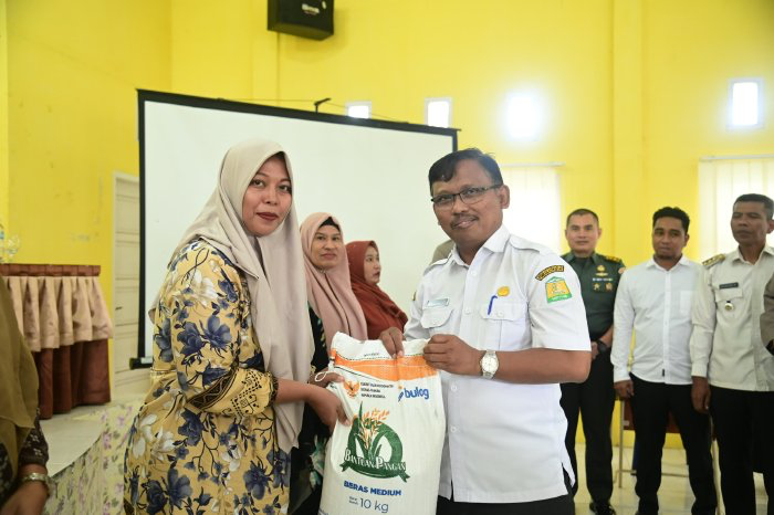 Pemkab Aceh Besar Bagi-Bagi Beras! 59 Keluarga di Payatieng Dapat Jatah Pertama