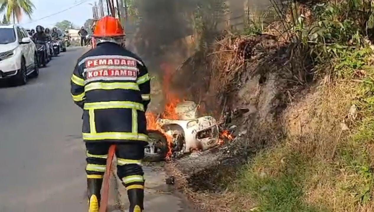 Sepeda Motor Terbakar di Jalan Sunan Drajat, Api Sempat Sentuh Kabel WiFi