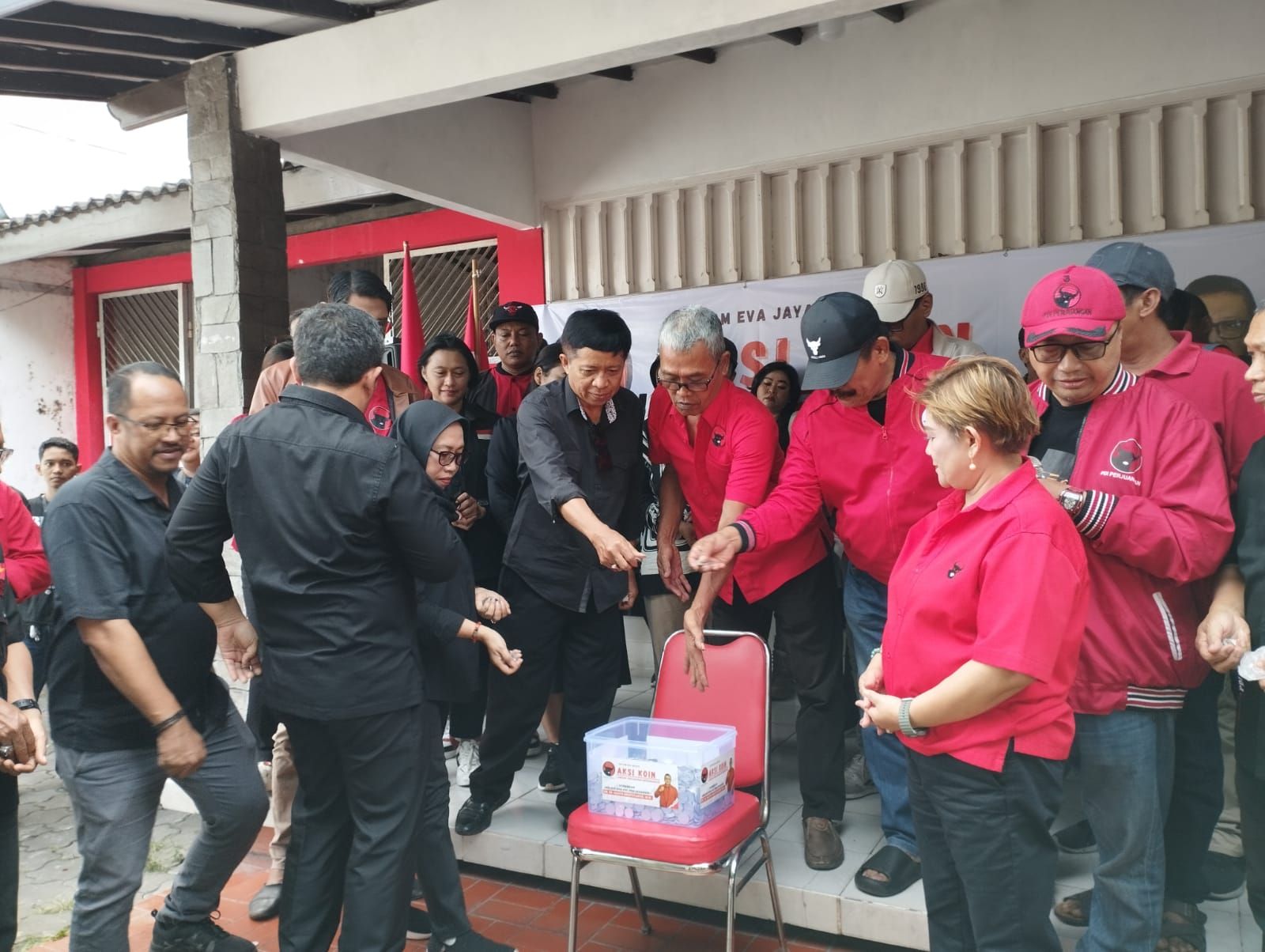 Serukan Perlawanan Terhadap Kriminalisasi Sekjen PDIP Hasto, Banteng Jogja Gelar Aksi Kumpulkan Koin : Ini Serangan Terhadap Martabat Partai