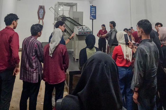 Sesi Room Tour Museum Bank Indonesia dan Penjelasan Mengenai Mesin Pencetak Uang Zaman Dulu - Foto oleh Z Creators Meisi Maulida Rahmah Gea via Z Creators Meisi Maulida Rahmah Gea