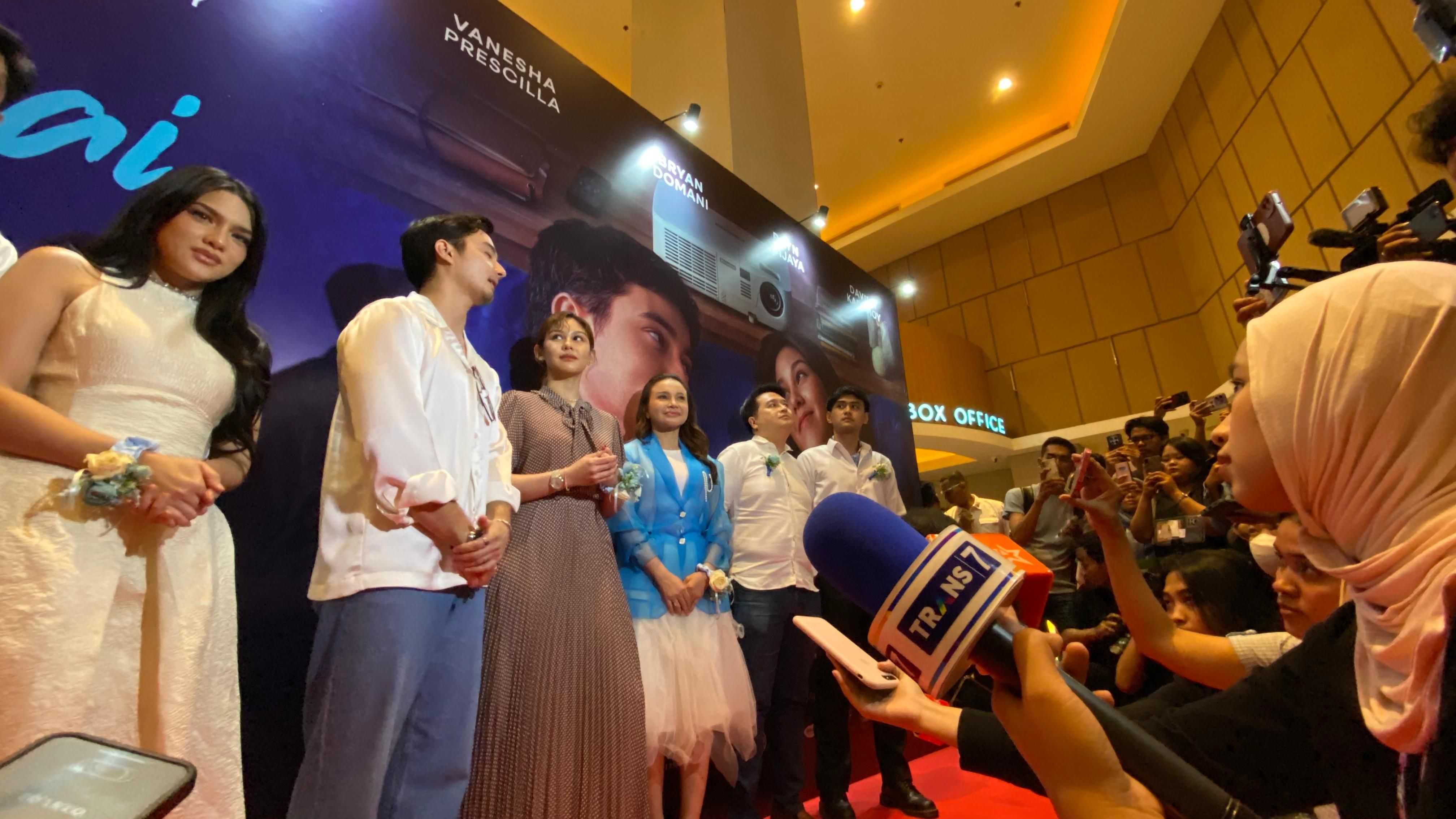 Foto sesi para cast Tak Ingin Usai di Sini - Foto oleh INDOZONE Nadya Mayangsari via INDOZONE Nadya Mayangsari