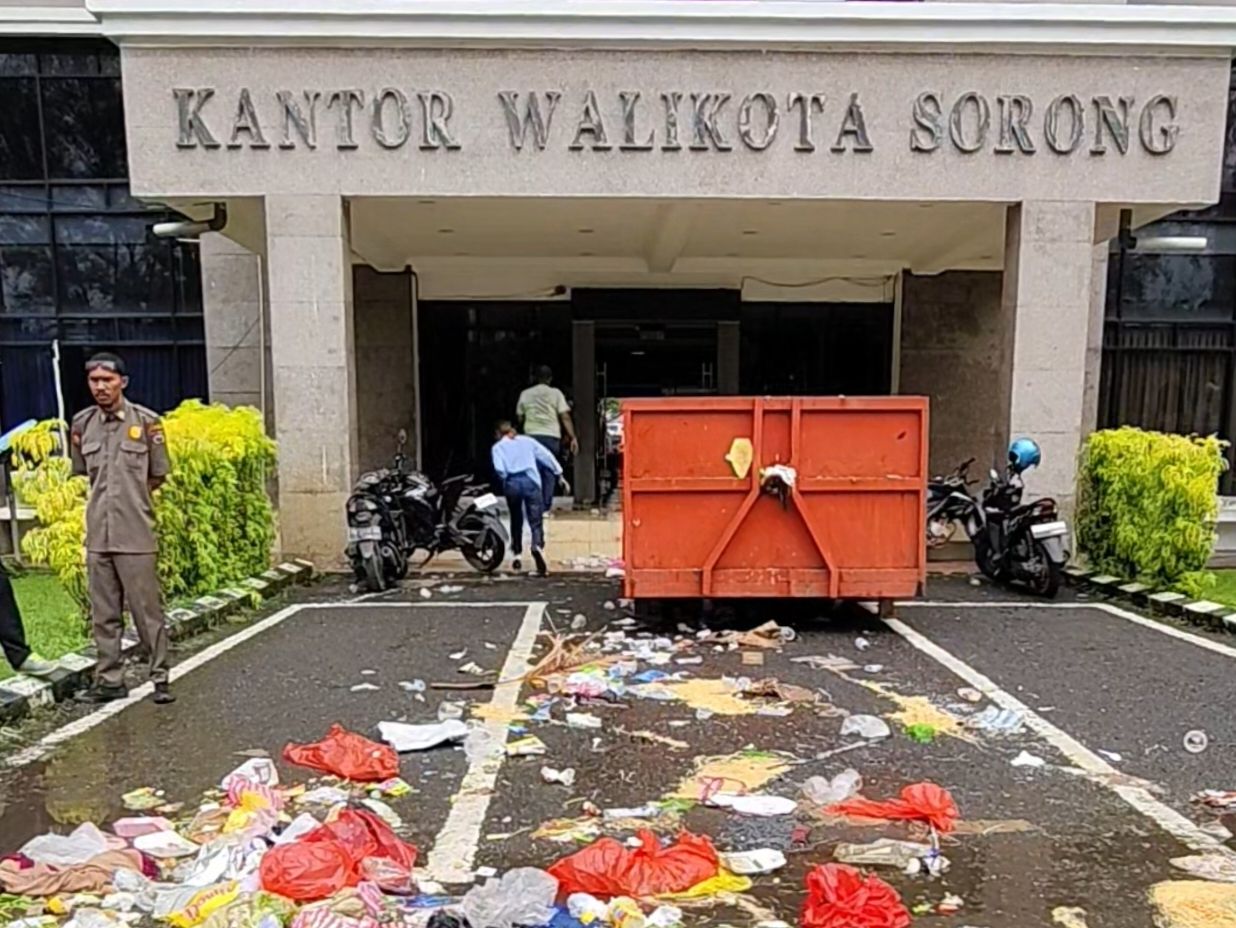 Petugas Kebersihan Hambur Sampah di Kantor Wali Kota