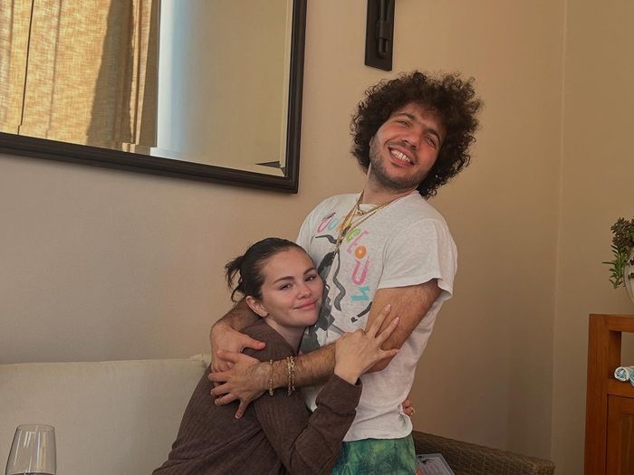 Selena Gomez dan Benny Blanco Disebut akan Menikah Secara Tertutup di California