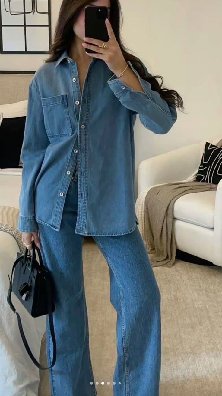 4 Cara Mix and Match Kemeja Denim yang Bikin Penampilan Kamu Makin Stylish!