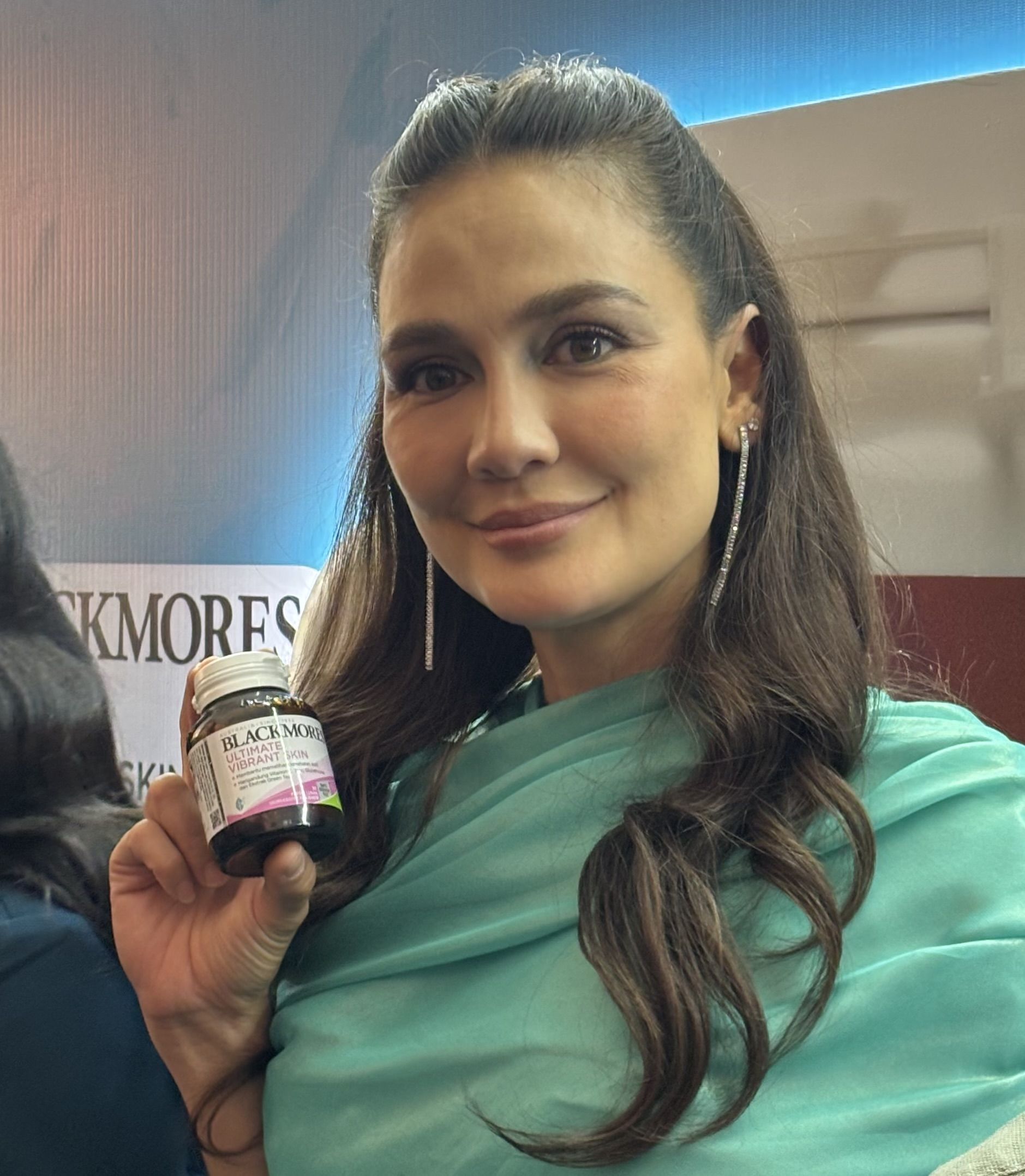 Beauty Secret: 7 Kebiasaan Luna Maya yang Bikin Wajahnya Awet Muda Terus