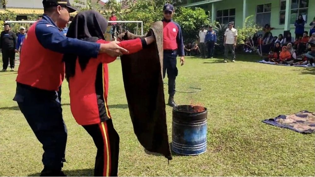 Damkar Temanggung Latih Siswa SLB Tanggap Bencana Sejak Dini