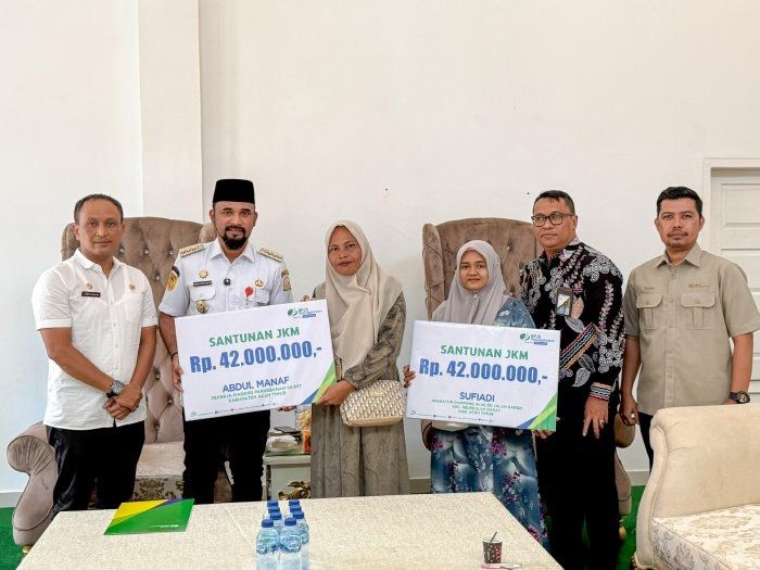 Real Action! Bupati Aceh Timur Serahkan Santunan dari BPJS untuk Ahli Waris Pekerja