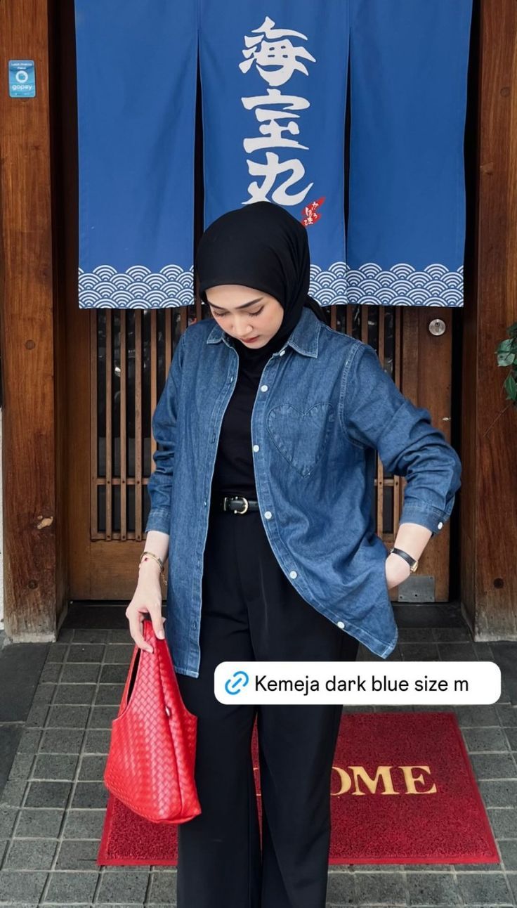 4 Cara Mix and Match Kemeja Denim yang Bikin Penampilan Kamu Makin Stylish!