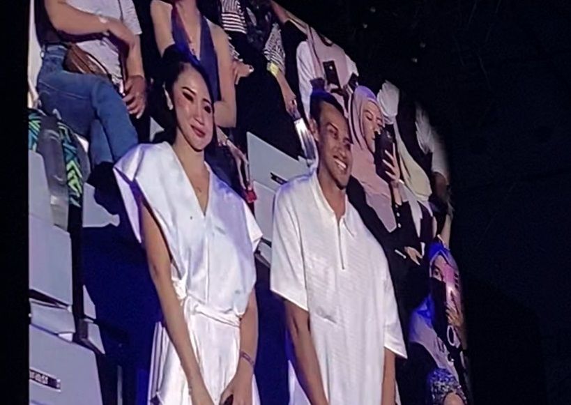 Pasangan yang melakukan lamaran di konser Rossa. - Foto oleh INDOZONE Nadya Mayangsari via INDOZONE Nadya Mayangsari