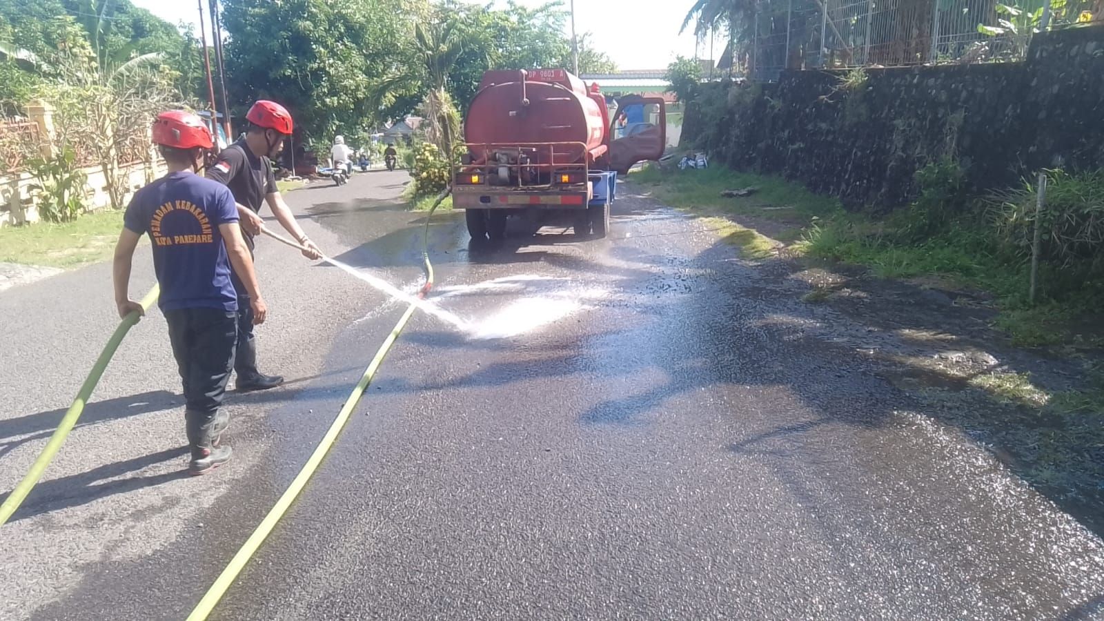 Bikin Jalan Lincin dan Rawan Celaka, Damkar Parepare Beraksi Singkirkan Kerikil