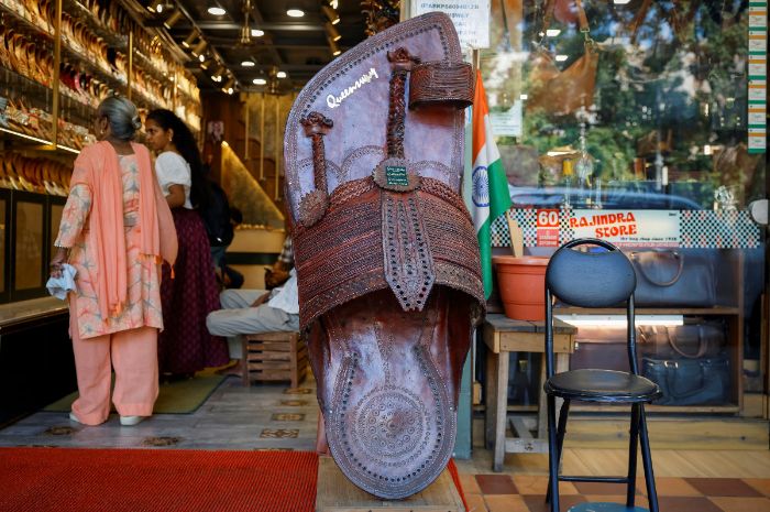 Sederet Kontroversi Prada yang Dituding Jiplak Sandal Tradisional India Kolhapuri Chappals