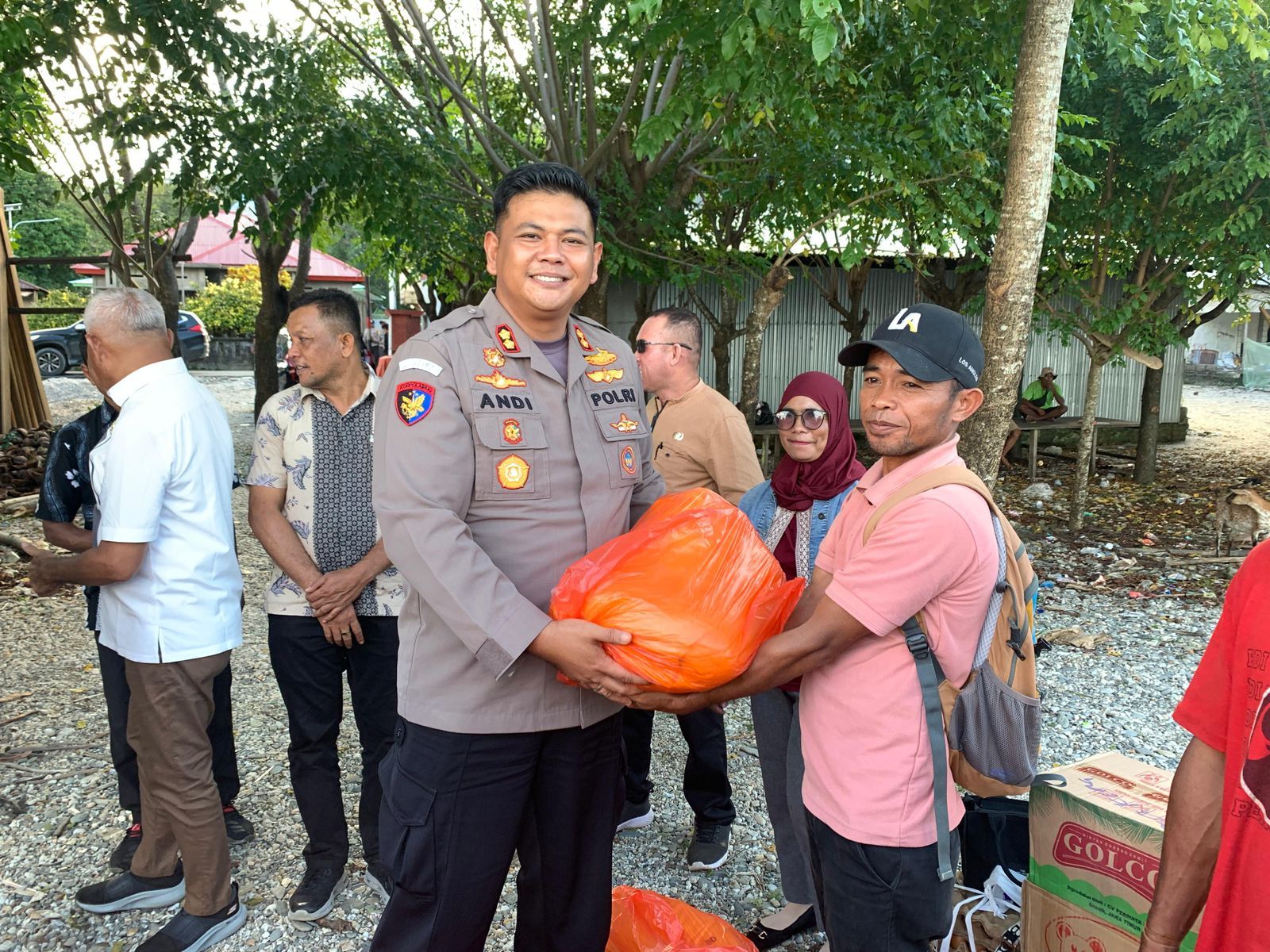 Kapolres Buru Selatan Beri 138 Paket Sembako untuk Warga Terdampak Banjir di Waesama