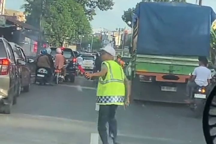 Juru Parkir di Maros Viral usai Berlari 5 Km Bantu Ambulans Terjebak Macet, Tuai Pujian Warganet