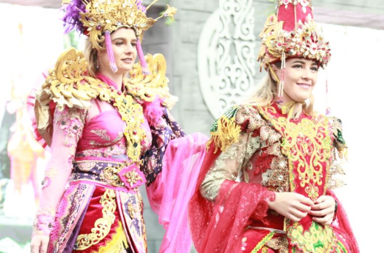 Petualangan Kakak Beradik Asal Inggris Menikmati Keindahan Kawah Ijen Hingga Terlibat Karnaval BEC 2025
