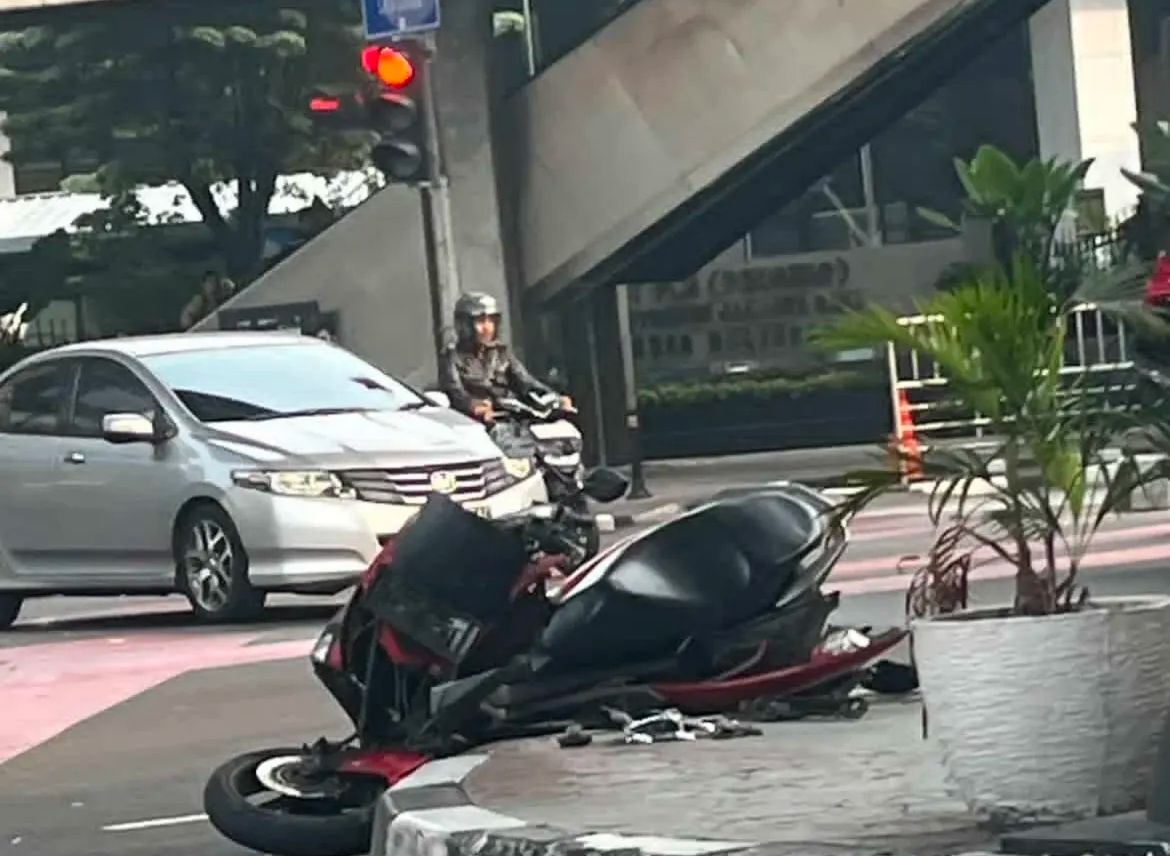 Kecelakaan Maut Mobil vs Motor di Lampu Merah CSW Jaksel, 1 Orang Tewas