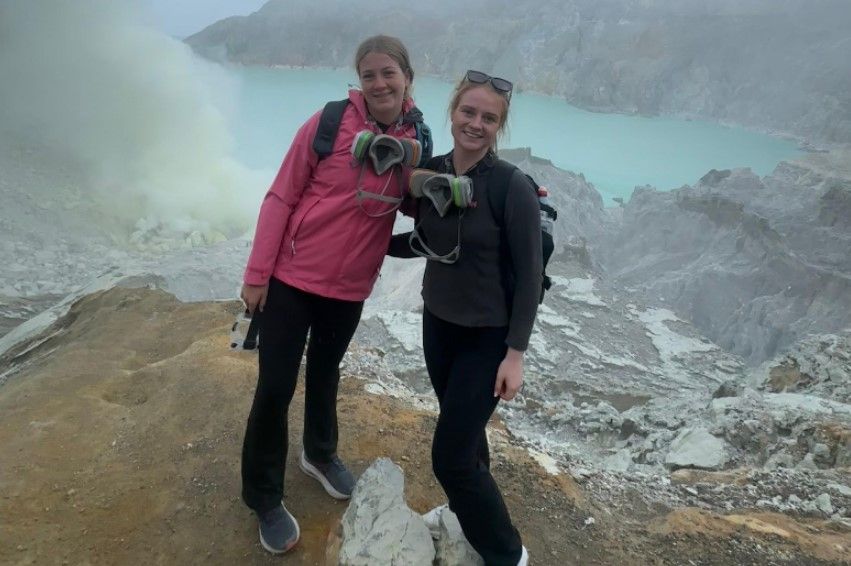 Petualangan Kakak Beradik Asal Inggris Menikmati Keindahan Kawah Ijen Hingga Terlibat Karnaval BEC 2025