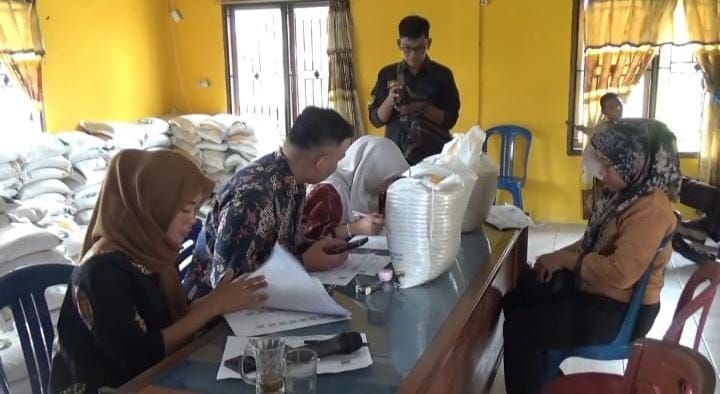 Antusiasme Warga Tanjab Barat Tinggi, Penyaluran Beras Bantuan CBP Bulog Terus Berlangsung