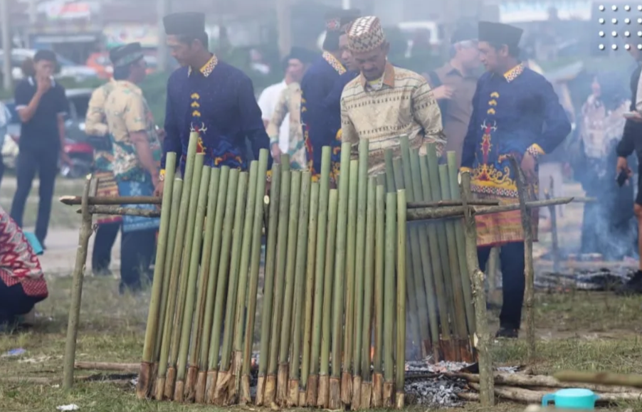 Serunya Masyarakat Lampung Barat Masak 1.000 Lemang di Festival Sekala Bekhak 2025
