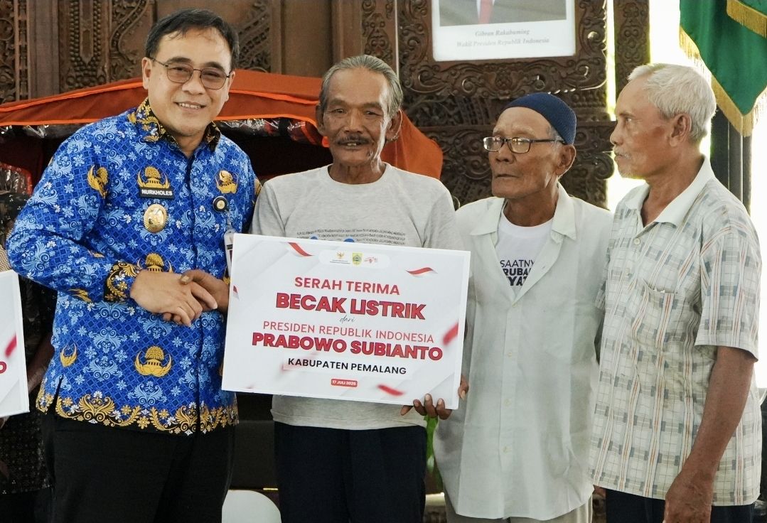 Presiden Prabowo Berikan Bantuan Becak Listrik Untuk Pengayuh Becak Lansia Di Pemalang