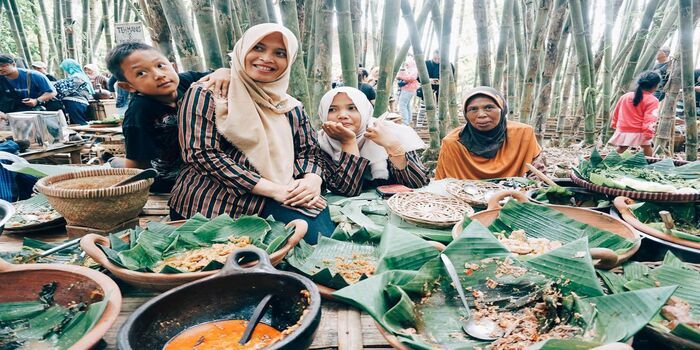 Makan di Tengah Rimbunnya Bambu: Pesona Pasar Papringan Temanggung yang Bikin Nostalgia Hidup Lagi!