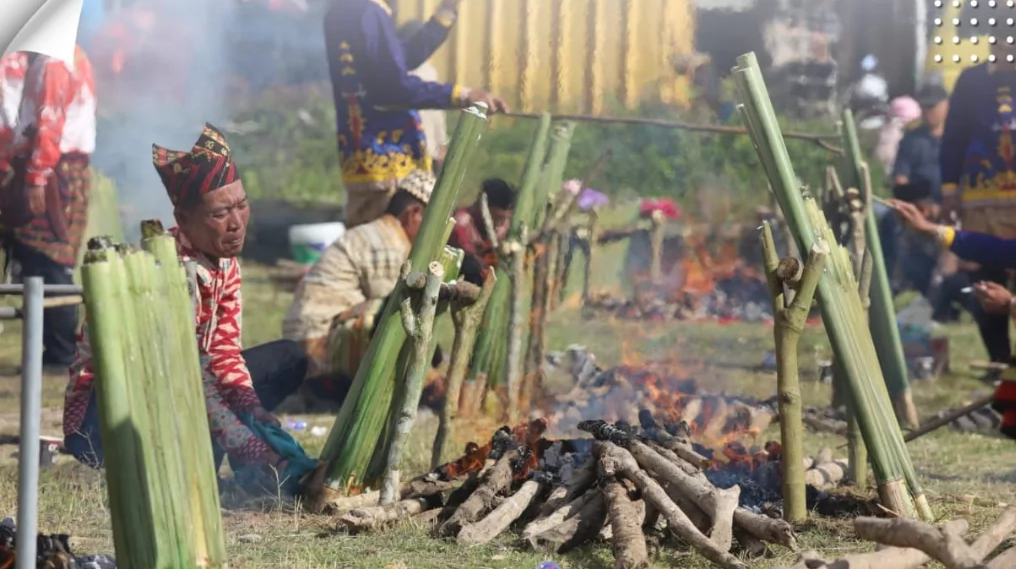 Serunya Masyarakat Lampung Barat Masak 1.000 Lemang di Festival Sekala Bekhak 2025