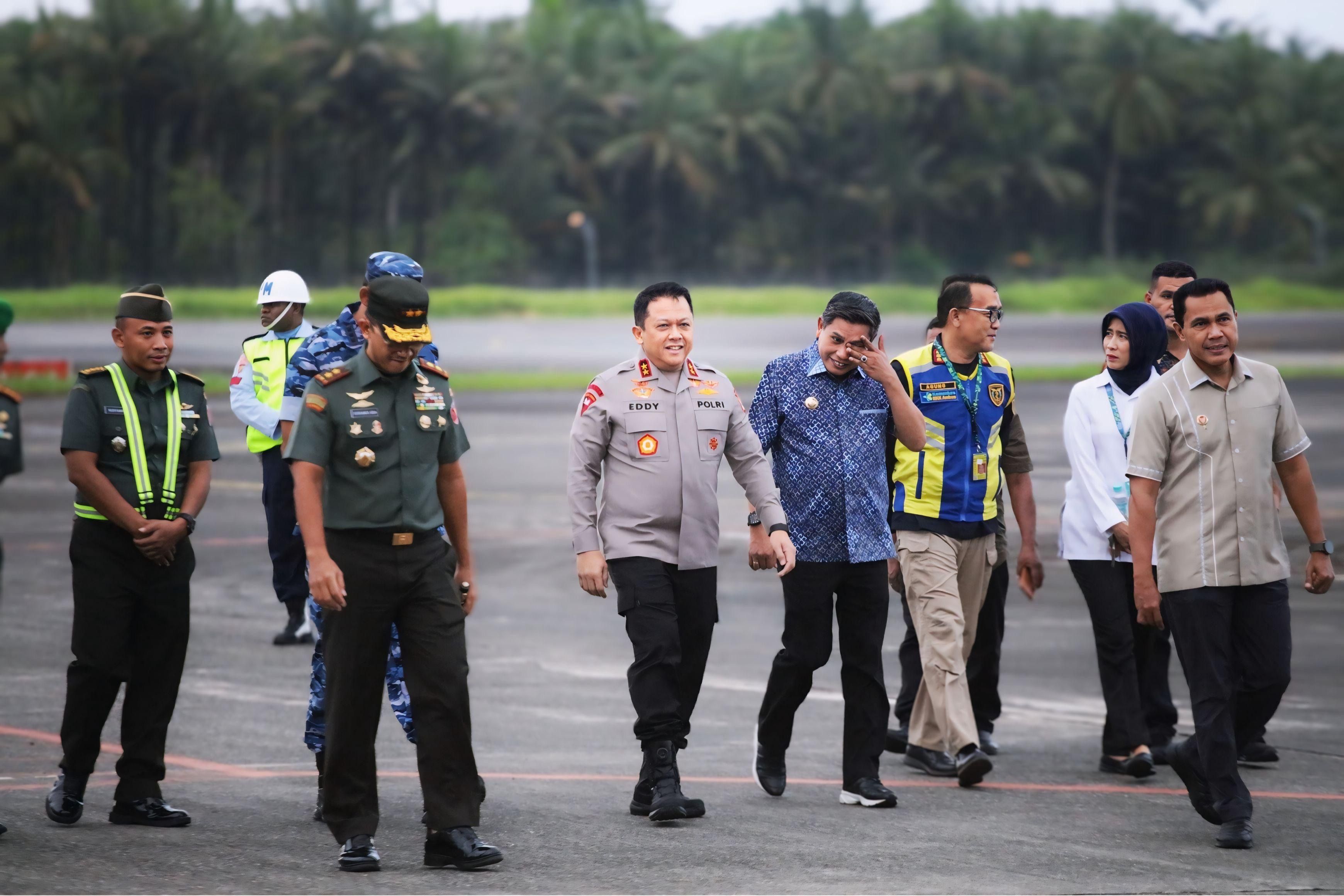 Kapolda Maluku Bersama Forkopimda Jemput Menteri Kesehatan di Bandara Pattimura Ambon