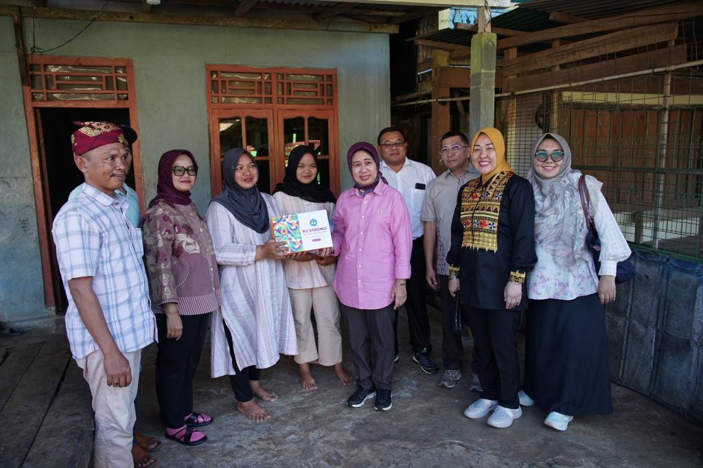 Rektor Unila Kunjungi Siswa Berprestasi di Jabung yang Lulus Masuk Unila