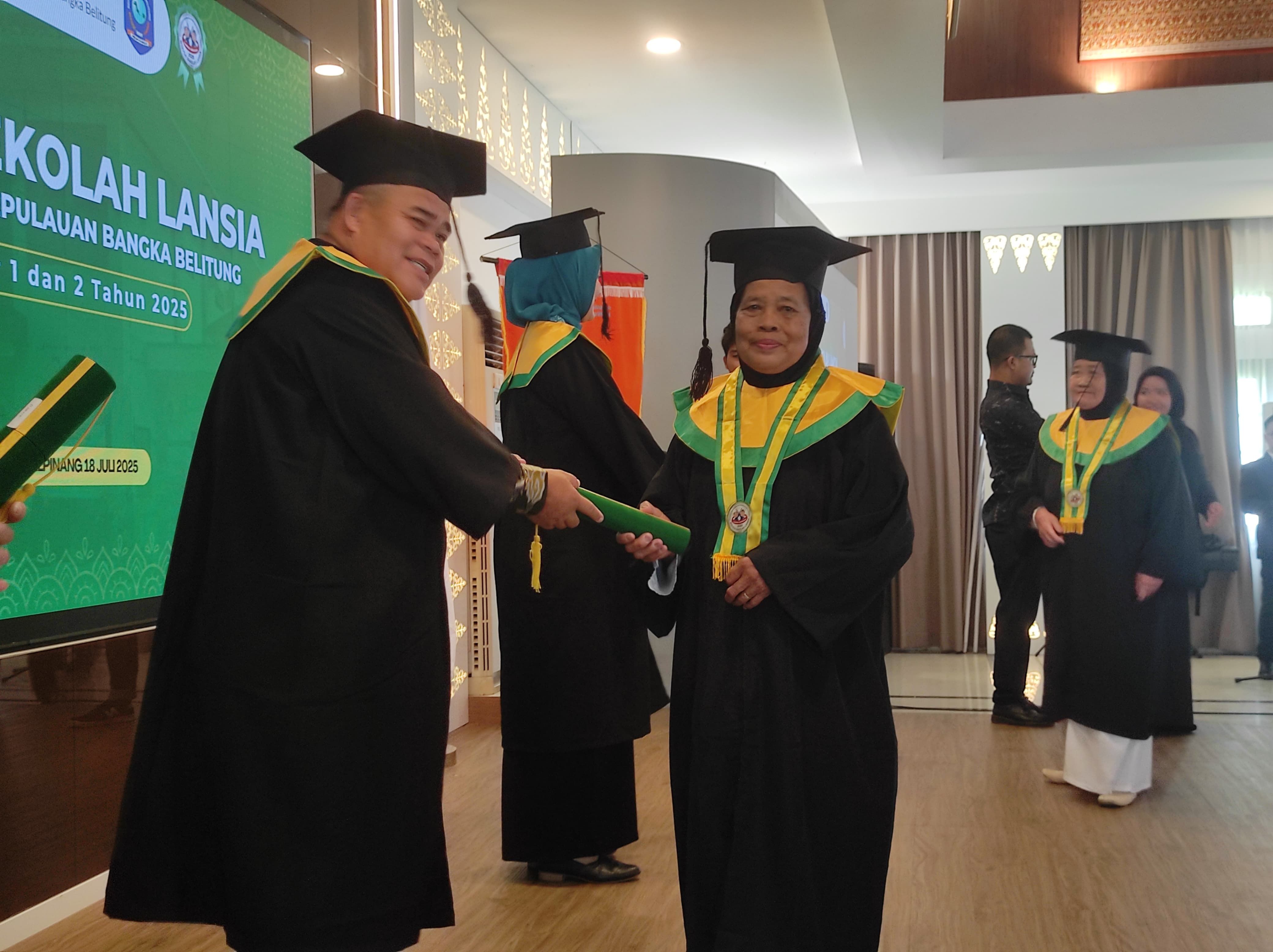 140 Lansia di Bangka Belitung Diwisuda, Lulusan Kesehatan, Wirausaha hingga Spiritualitas
